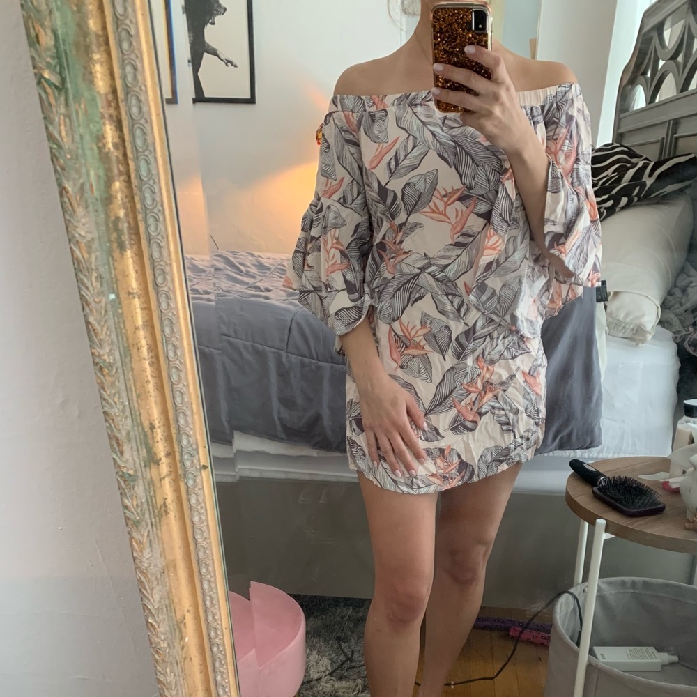 $5 w/ bundle Lulu’s Beige Off-the-Shoulder Dress